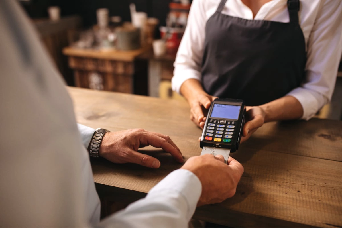 En kunde indsætter et chipkort i en betalingsterminal