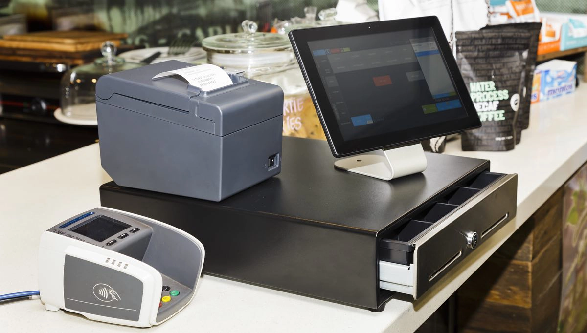 kassesystem med pengeskuffe skærm betalingsterminal og bonprinter