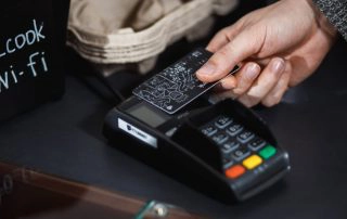kontaktløst kort på en betalingsterminal